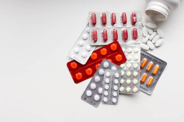Beyaz arka planda farmakolojik hazırlıklar ve haplar