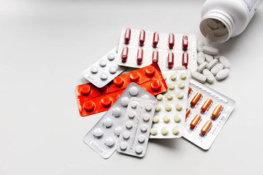 Beyaz arka planda farmakolojik hazırlıklar ve haplar