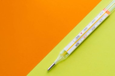 Çapa arkaplanındaki termometre yeşil ve turuncu