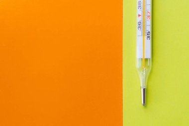 Çapa arkaplanındaki termometre yeşil ve turuncu