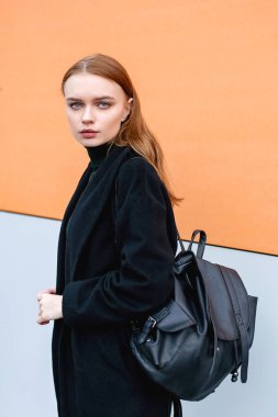 şık genç çekici kadın şehirde yürüyüş