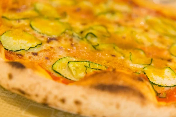 taze pişmiş İtalyan pizza 