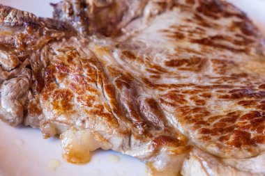 dana biftek beyaz plaka üzerinde