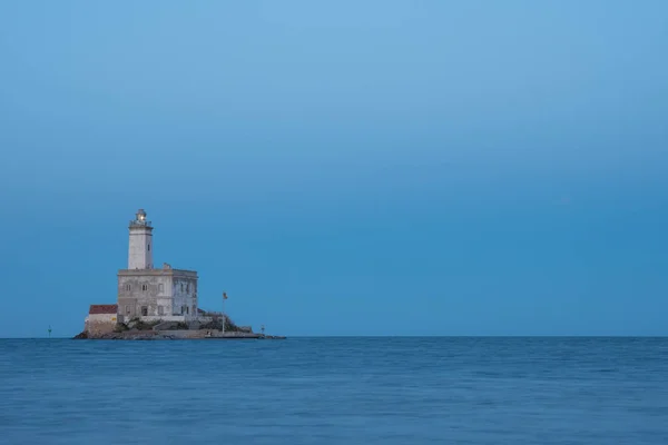 Deniz feneri Olbia Körfezi'nde bir görünümünü