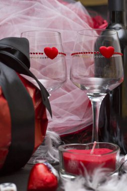 Aşk oyunu oyun zar, gözlük, çikolata, şarap şişesi ve mum için özel bir parti iki, Sevgililer günü için