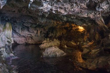 Sardinya Nettuno mağarada