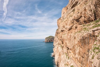 Kayalık Yarımadası, Capo Caccia, ile yüksek kayalıklarla, Alghero yer alır; Bu alanda ünlü Neptün ün mağaralar vardır
