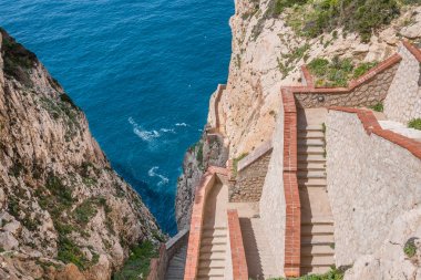 Kayalık Yarımadası, Capo Caccia, ile yüksek kayalıklarla, Alghero yer alır; Bu alanda ünlü Neptün ün mağaralar vardır