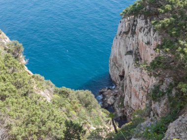 Kayalık Yarımadası, Capo Caccia, ile yüksek kayalıklarla, Alghero yer alır; Bu alanda ünlü Neptün ün mağaralar vardır