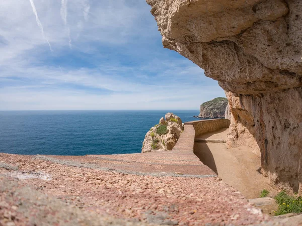 Kayalık Yarımadası, Capo Caccia, ile yüksek kayalıklarla, Alghero yer alır; Bu alanda ünlü Neptün ün mağaralar vardır