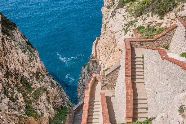 Kayalık Yarımadası, Capo Caccia, ile yüksek kayalıklarla, Alghero yer alır; Bu alanda ünlü Neptün ün mağaralar vardır