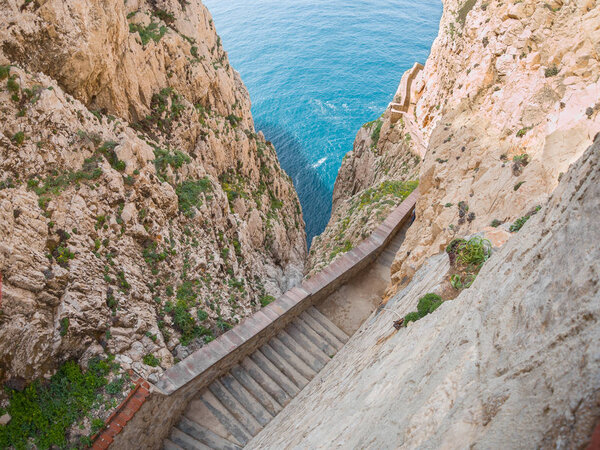 Скалистый полуостров Капо Качча, с высокими скалами, расположен
