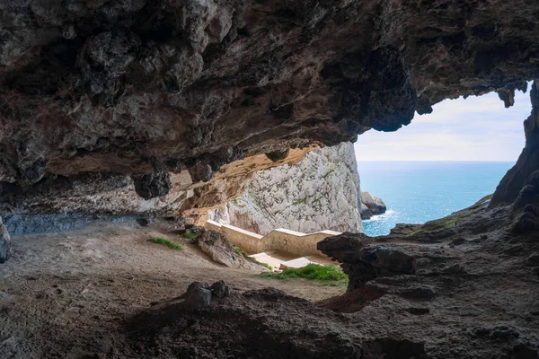 Kayalık Yarımadası, Capo Caccia, ile yüksek kayalıklarla, Alghero yer alır; Bu alanda ünlü Neptün ün mağaralar vardır