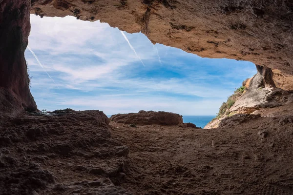 Kayalık Yarımadası, Capo Caccia, ile yüksek kayalıklarla, Alghero yer alır; Bu alanda ünlü Neptün ün mağaralar vardır