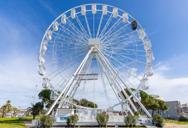 Dönme dolap denizin önünde.