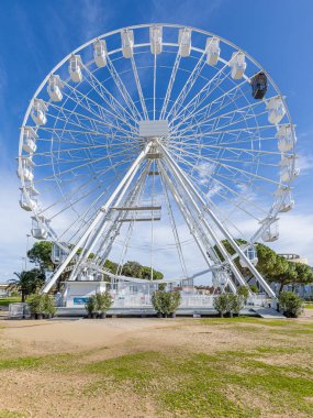 Dönme dolap denizin önünde.