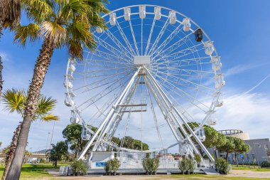 Dönme dolap denizin önünde.