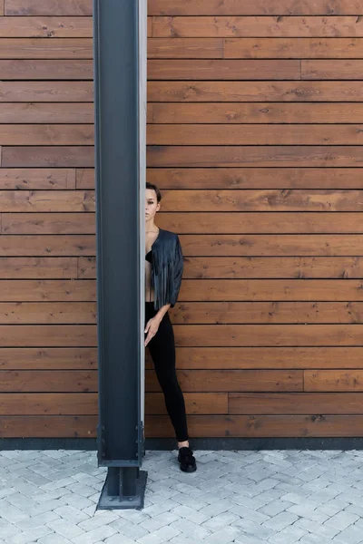 Chica delante de la pared de madera — Foto de Stock