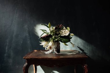 Düğün buketi masada.