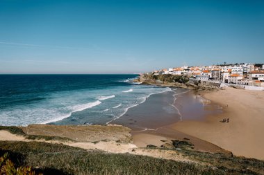 büyük kayalar plaj ve okyanus