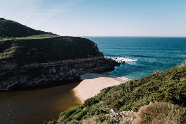 büyük kayalar plaj ve okyanus