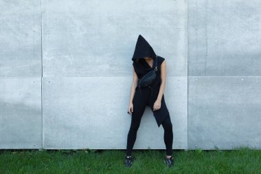 kız siyah duvarın yanında küçük bir çanta