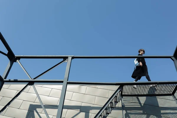 Chica con bolsa blanca en las escaleras — Foto de Stock