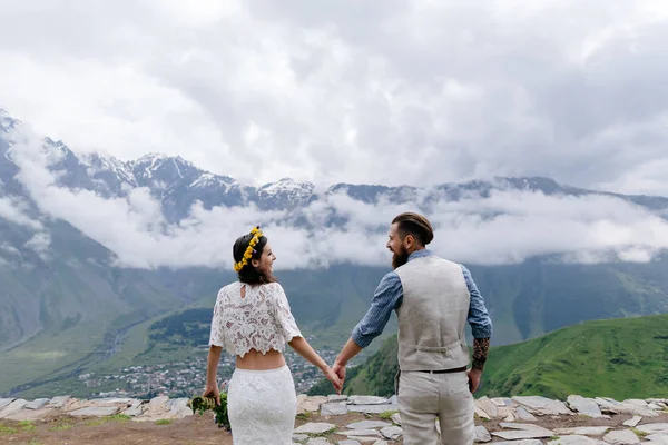 Hermosa pareja enamorada caminando cogida de la mano en la montaña, pareja romántica enamorada cogida de la mano en el viaje . Imágenes De Stock Sin Royalties Gratis