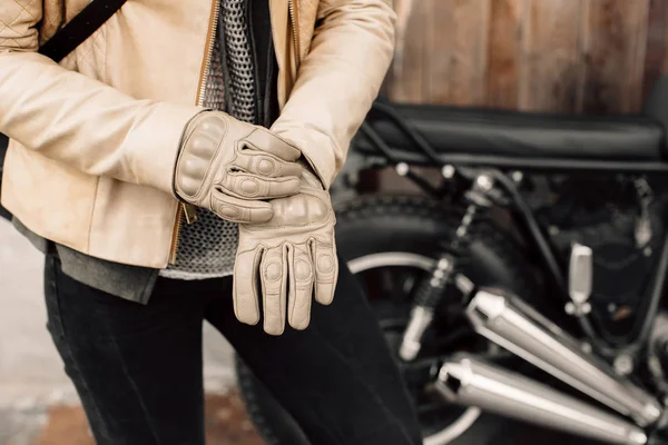 Motosiklet kaferacers. Kız elbise deri eldiven. Bej deri eldiven. Motosiklet için eldiven. — Stok fotoğraf