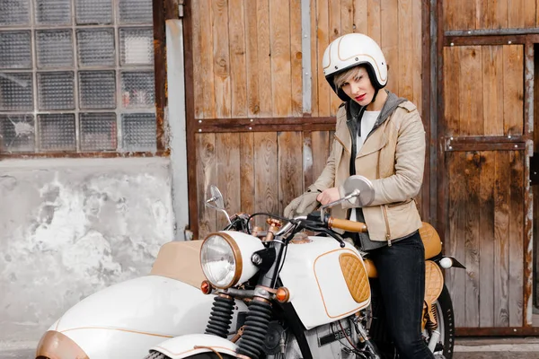 Chica sonriente en una motocicleta. Kaferacers de motocicleta. Motocicleta blanca con sidecar . — Foto de Stock