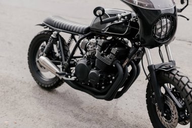 Motosiklet kaferacers. Siyah motosiklet sokakta. İki motosiklet