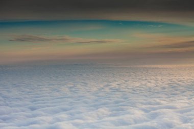 Bulutlar deniz dağın tepesine