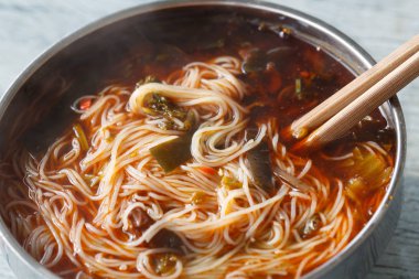 Pirinç Noodle bir kase