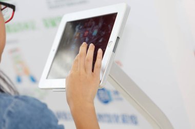 Çocuk elleri ve tablet bilgisayarlar