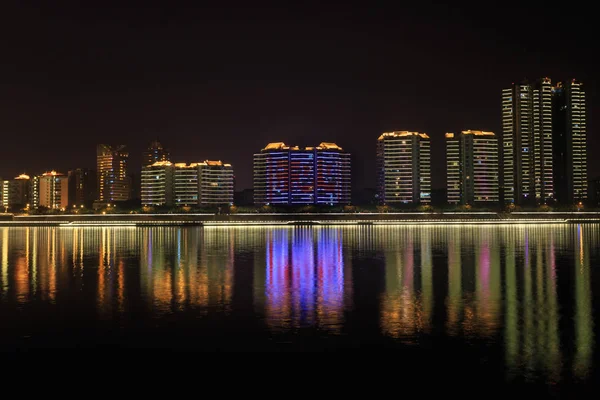 Ciudad moderna por la noche — Foto de Stock