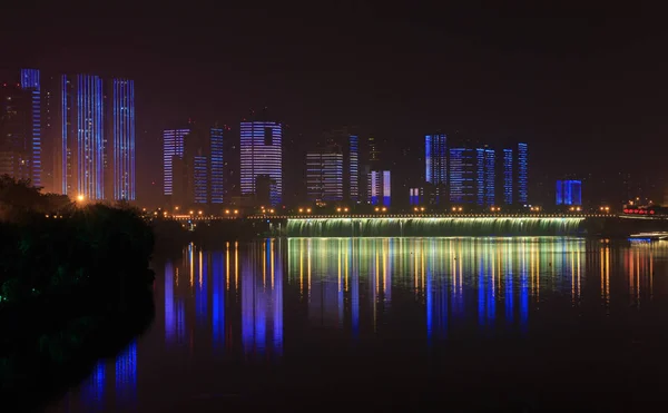 Nowoczesne miasto w nocy — Zdjęcie stockowe