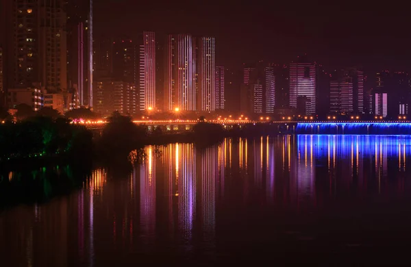 Ciudad moderna por la noche — Foto de Stock