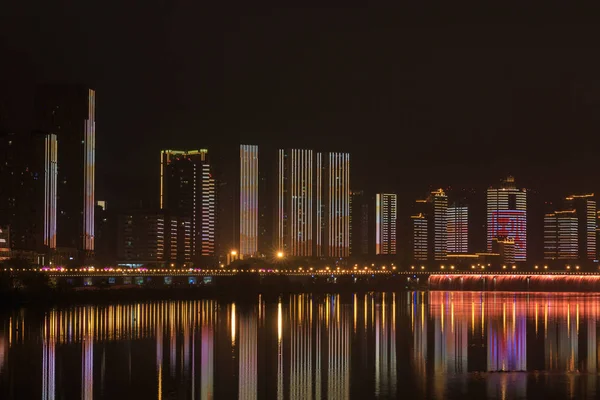 Cidade moderna à noite — Fotografia de Stock