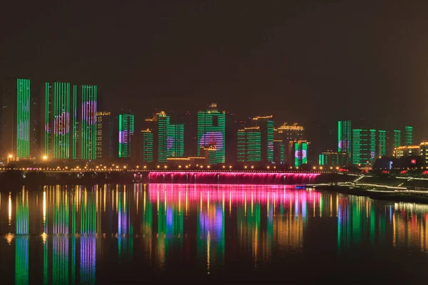 Ciudad moderna por la noche — Foto de Stock