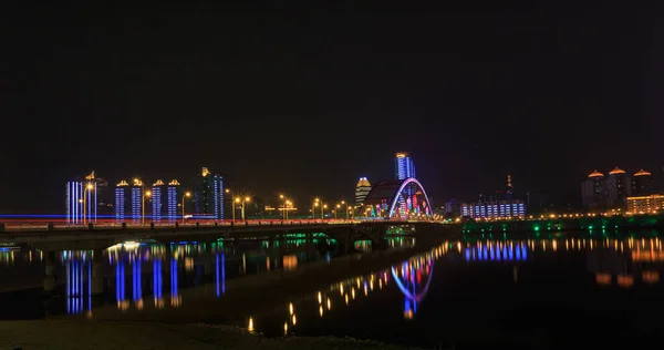 Ciudad moderna por la noche — Foto de Stock