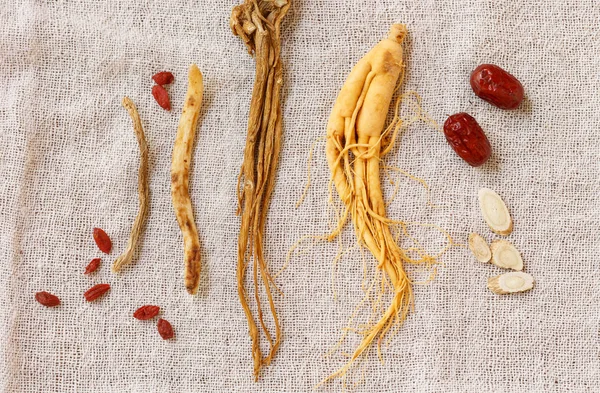 Hierbas medicinales chinas, ginseng — Foto de Stock