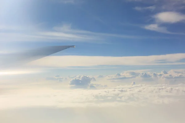 Πτέρυγα του αεροπλάνο από το παράθυρο — Φωτογραφία Αρχείου