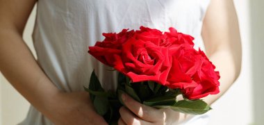 Onun elinde bir gül beyaz bir kadınla