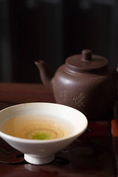 Η νεκρή φύση του ένα φλιτζάνι τσάι και ένα μωβ πήλινο δοχείο — Φωτογραφία Αρχείου