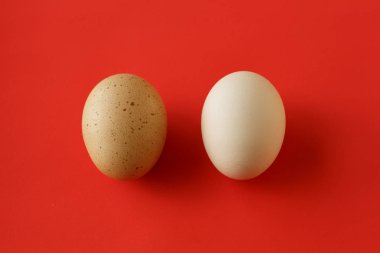 Sarı kahverengi leke ve kırmızı temiz beyaz yumurta bir yumurta