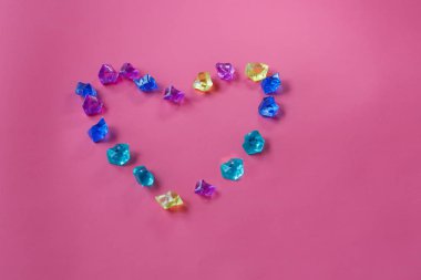 Kristal taşlar bir sürü tarafından şeklinde bir kalp
