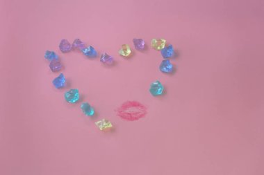 Bir sürü kristal taş ve dudak izi ile şekillenmiş bir kalp.