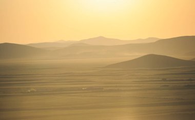 Dağlar ve prairies güneşin altında