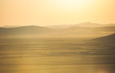 Dağlar ve prairies güneşin altında