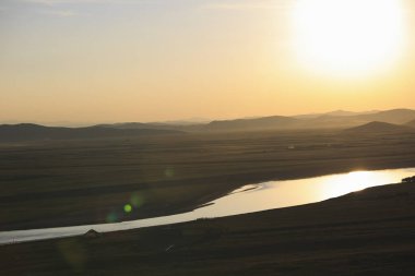 Dağlar ve prairies güneşin altında